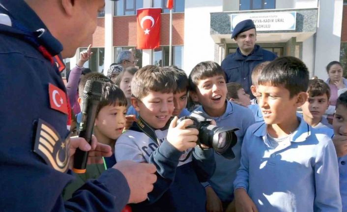 Minik öğrenciler jandarma teşkilatıyla tanıştı