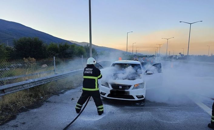 Motor kısmı yanmaya başlayan araçta hasar oluştu