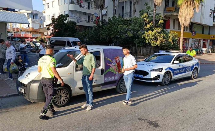 Motosiklet iki otomobile çarptı, sürücüsü yaralandı