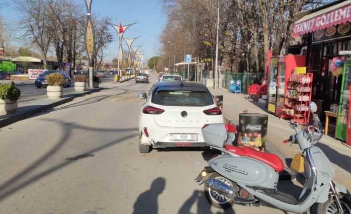 Motosiklet park halindeki otomobile çarptı: 2 yaralı