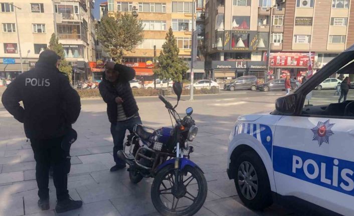 Motosikletliyi kaskıyla dövdü, kanlar içinde kaldı