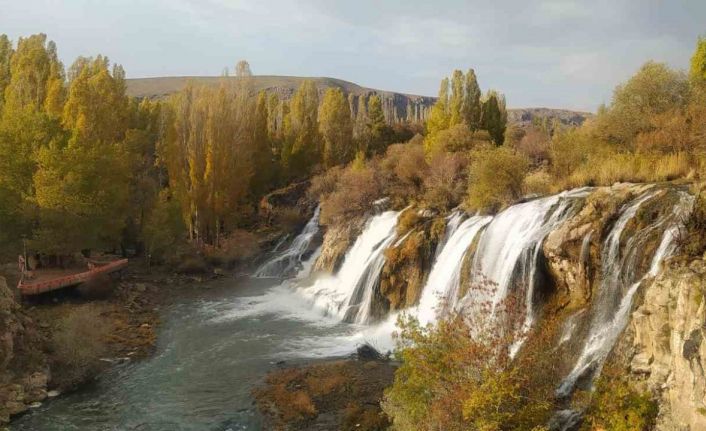 Muradiye Şelalesi’nde sonbahar güzelliği