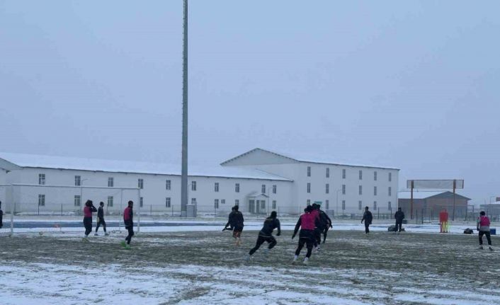 Muş Spor kar altında antrenman yaptı