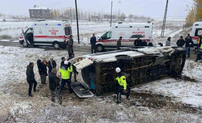 Muş’ta servis minibüsü devrildi: Sürücü ile 15 öğretmen yaralandı