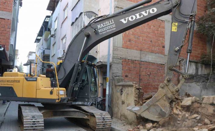 Nazilli’de metruk binaların yıkımı sürüyor