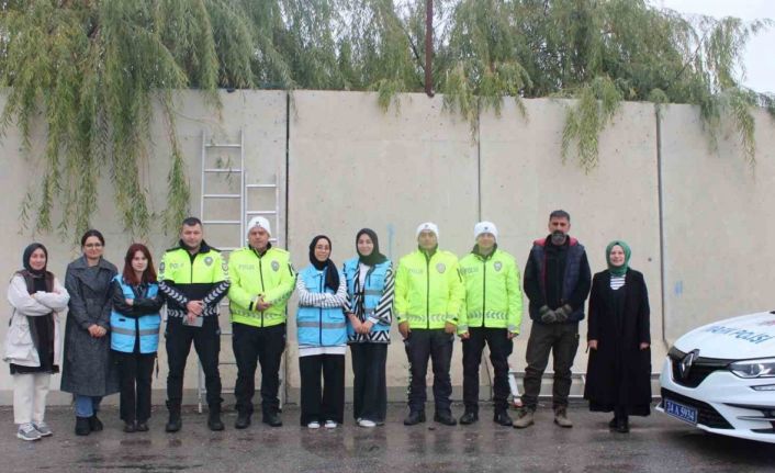 Öğrencilerden polislere destek ziyareti