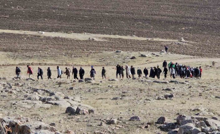 Öğretmenler 2 bin 600 yıllık Zernaki Tepe’ye doğa yürüyüşü gerçekleştirdi