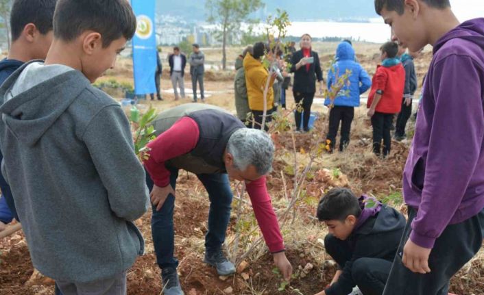 Öğretmenler Günü anısına 300 fidan toprakla buluşturuldu