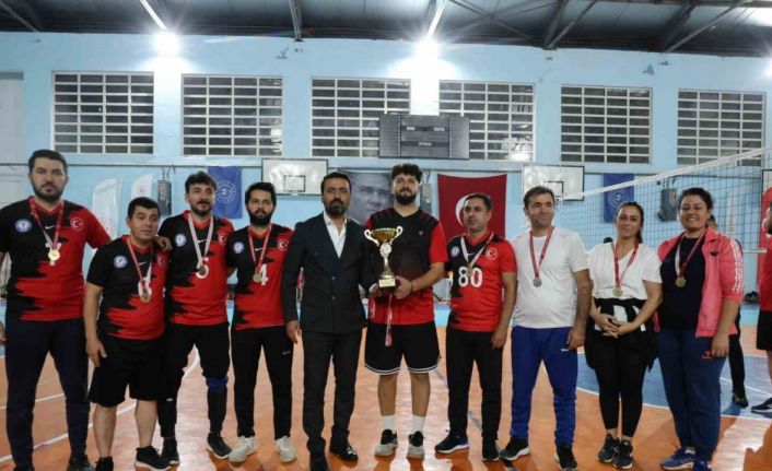 Öğretmenler voleybol turnuvasında kıyasıya mücadele etti