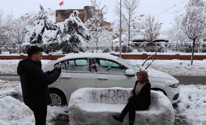 Oltu’da esnaf kardan adam yerine kardan koltuk yaptı