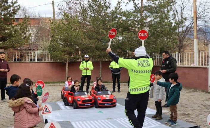 Oltu’da öğrenciler, yapay pistte trafik kurallarını öğrendi