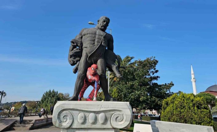 Örümcek adam kostümüyle mağarayı gezdi