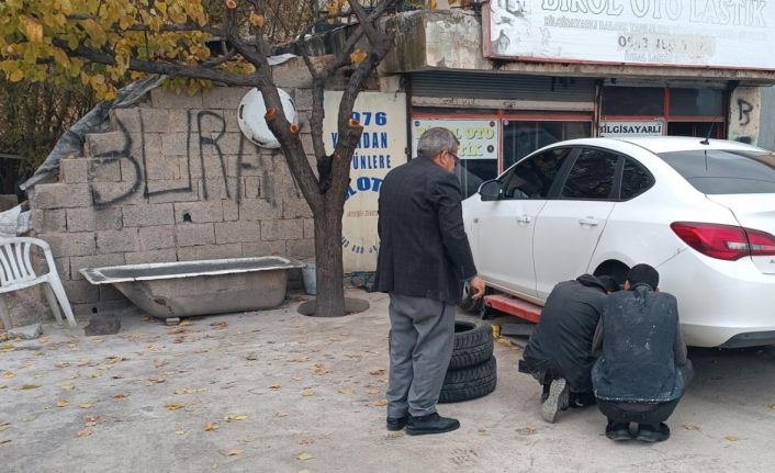 Oto lastikçilerde kış lastiği yoğunluğu