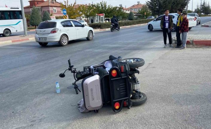 Otomobil ile çarpışan elektrikli bisikletin sürücüsü yaralandı