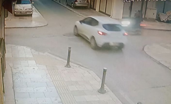 Otomobil ile motosikletin çarpışma anı kamerada: 1 yaralı