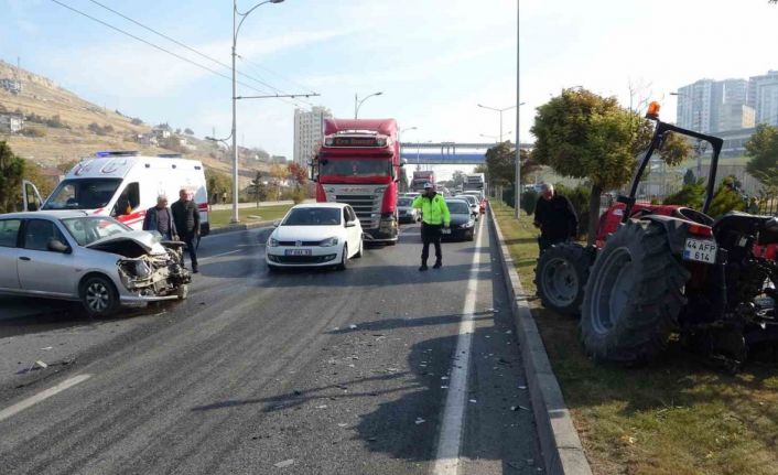 Otomobil ile traktör çarpıştı: 2 yaralı