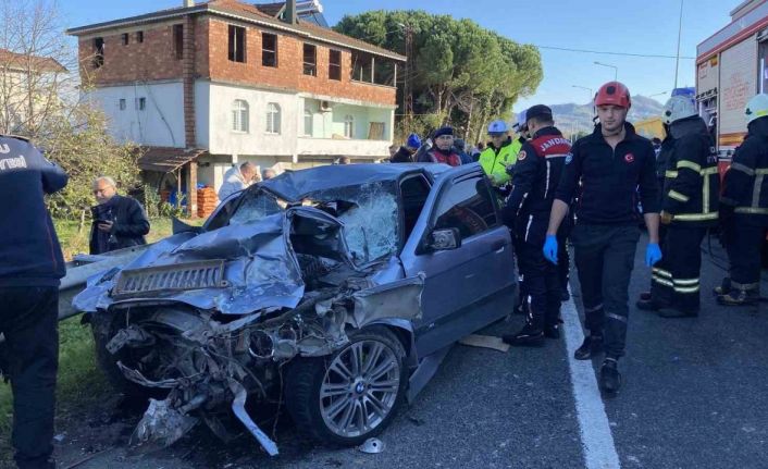 Otomobil, kavşaktan dönen kamyona arkadan çarptı: 3 ölü