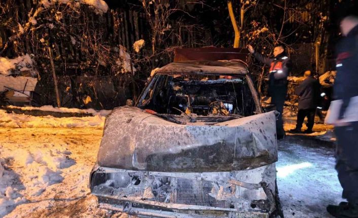 Otomobilde çıkan yangında ev ve traktör zarar gördü