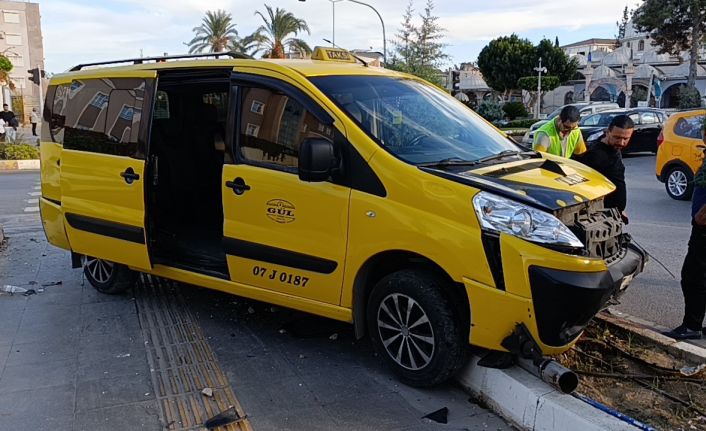 Otomobillerin hurdaya döndüğü kazayı burunları bile kanamadan atlattılar