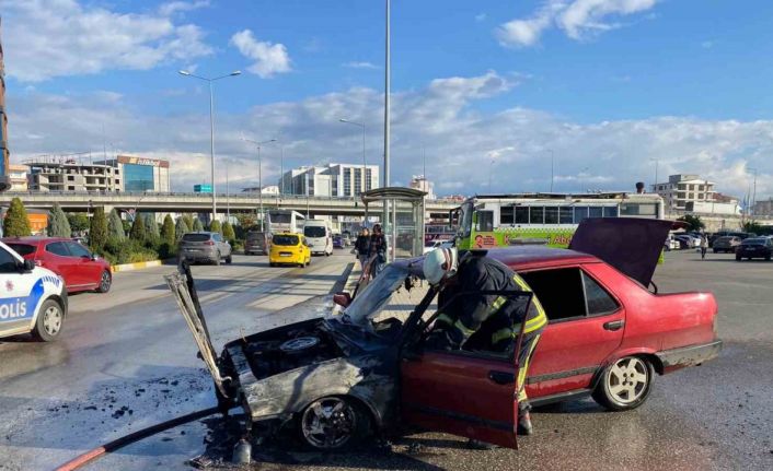 Otopark çıkışında alev alan otomobil kullanılamaz hale geldi