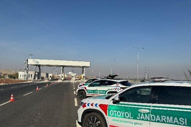 Otoyol jandarması cayrokopter ile Denizli-Aydın otoyolunda havadan denetim yaptı