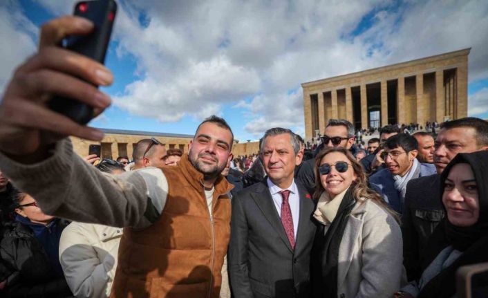 Özgür Özel, Öğretmenlerle birlikte Anıtkabir’i ziyaret etti