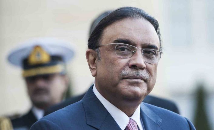 Pakistan Cumhurbaşkanı Zardari’nin bacağı kırıldı