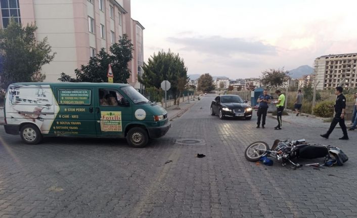 Panelvan minibüsle çarpışan motosikletli yaralandı