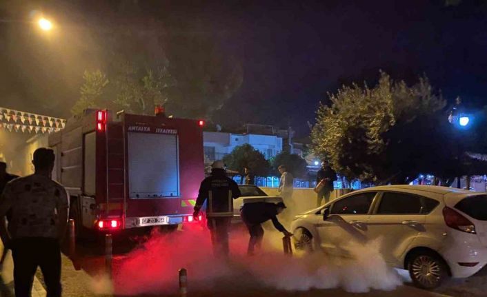 Park halinde otomobilde çıkan yangın söndürmek için mahalleli seferber oldu