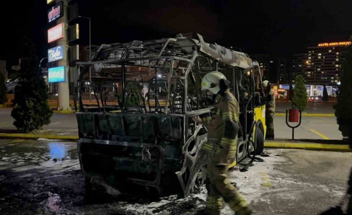 Park halindeki belediye midibüsü alev topuna döndü