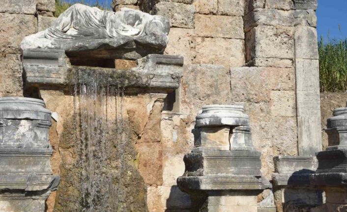 Perge Antik Kenti’ndeki çeşmeden 1800 yıl sonra su akmaya başladı