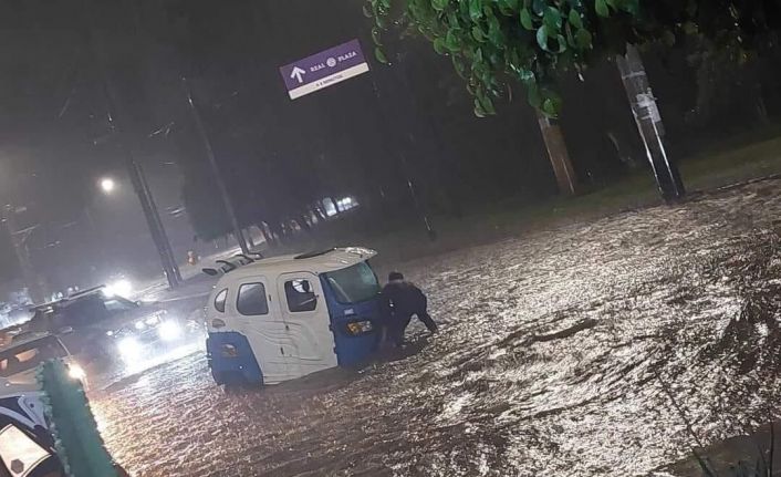 Peru’da sel ve toprak kaymalarında 30 bina yıkıldı