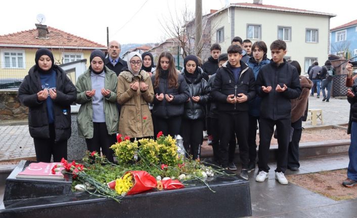 PKK’nın şehit ettiği Aybüke öğretmen mezarı başında dualarla anıldı