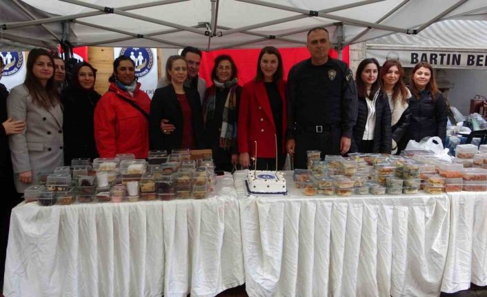 Polis eşlerinden birliktelik pastası