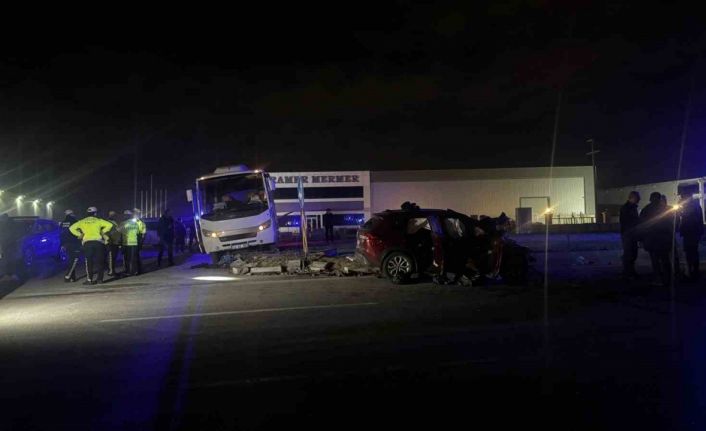 Polis minibüsü ile otomobil çarpıştı: 1 ölü, 11 yaralı