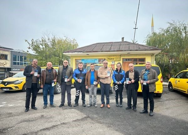 Polisler taksi şoförlerini bilgilendirdi