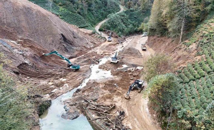 Rize’de heyelanlı bölgeden bin 800 kamyon toprak taşındı