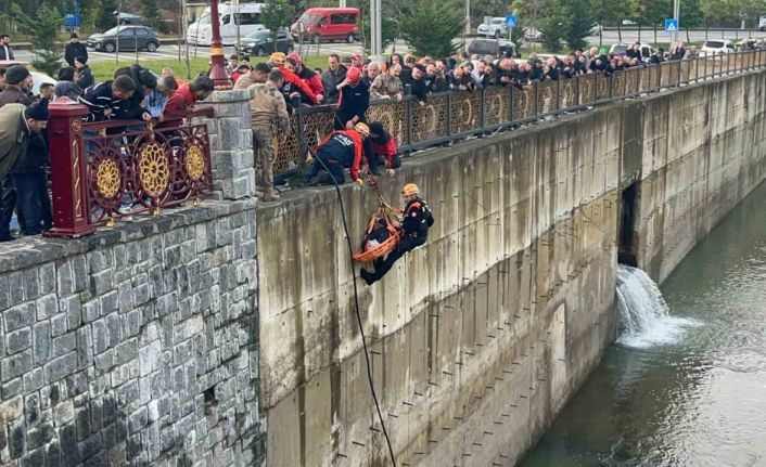 Rize’de öğrenci servisi ile çarpışan cip dereye uçtu: 10 yaralı