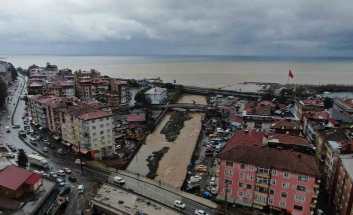 Rize’de yoğun yağışın ardından derelerin getirdiği çamur denizin rengini değiştirdi