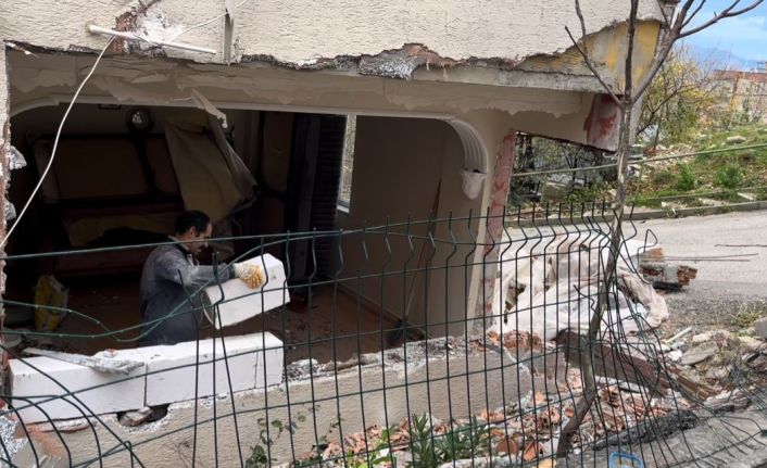 Rüzgar vurdu, yokuş aşağı kaçan kamyon evin salonuna girdi