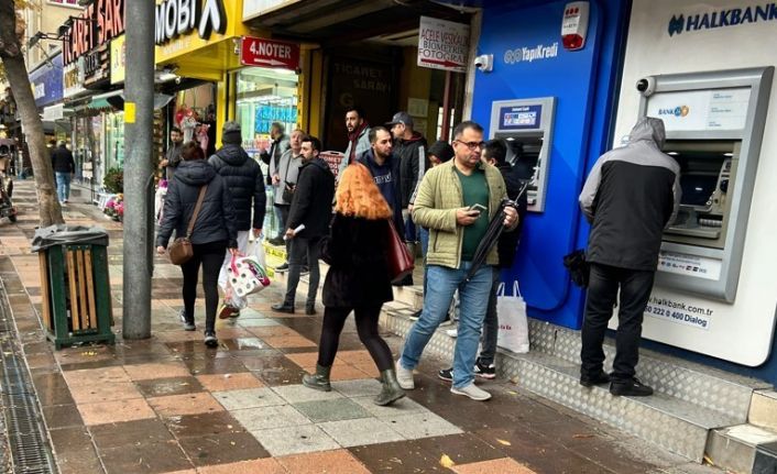 Sağanak yağmurdan korunmak isteyen vatandaşlar saklanacak yer aradı