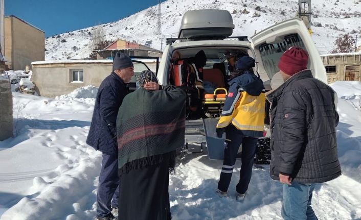 Sağlık ekipleri karlı yolları aştı köyde yaşayan hastanın imdadına yetişti