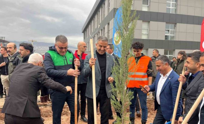 Sağlıkçılar Şırnak’ta 400 fidanı toprakla buluşturdu