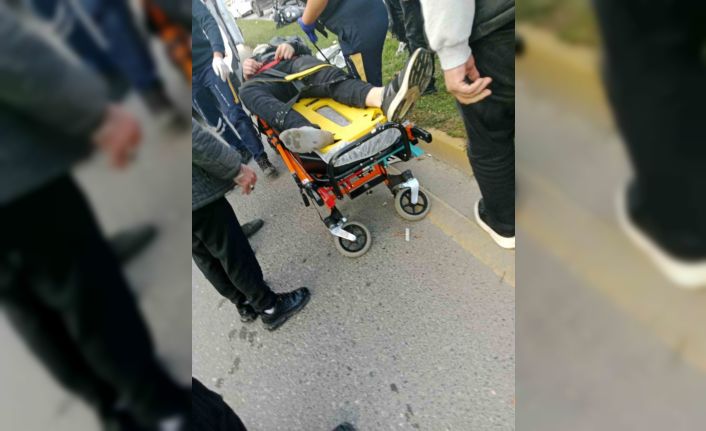 Sakarya’da motosiklet refüje çarptı: 1 yaralı