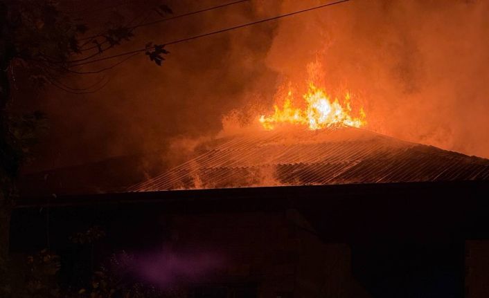 Sakarya’da üç katlı evin çatısı alev topuna döndü