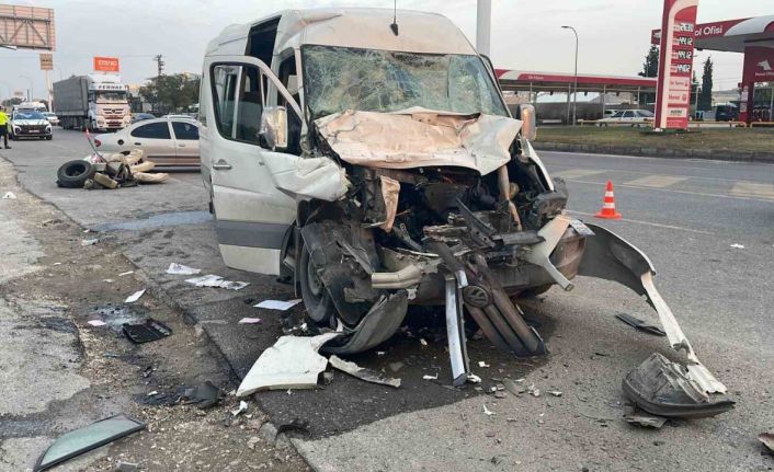 Şanlıurfa’da işçi servisi ile tır çarpıştı: 12 yaralı