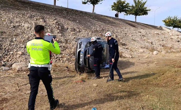 Şanlıurfa’da otomobil şarampole devrildi: 3 yaralı