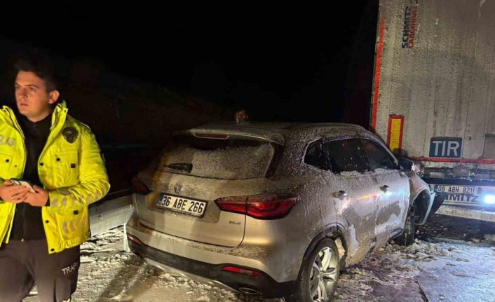 Sarıkamış’ta araçlar yolda mahsur kaldı, ekipler seferber oldu