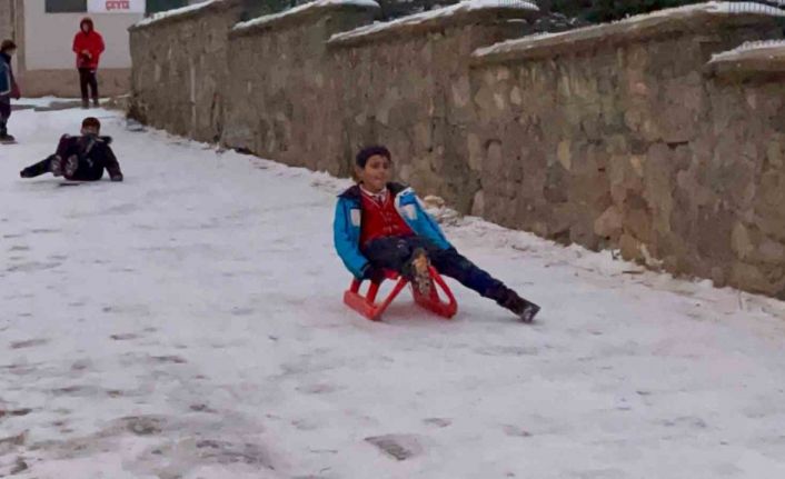 Sarıkamış’ta çocukların düşe kalka kızak keyfi