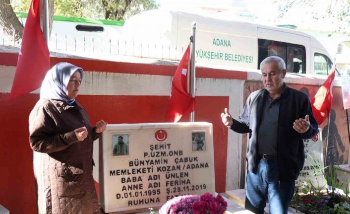 Şehit babası oğlunun kabrinin başından bir gün olsun ayrılmıyor